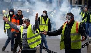 فرنسا ترفض حظر استخدام الغاز المسيل للدموع في التظاهرات