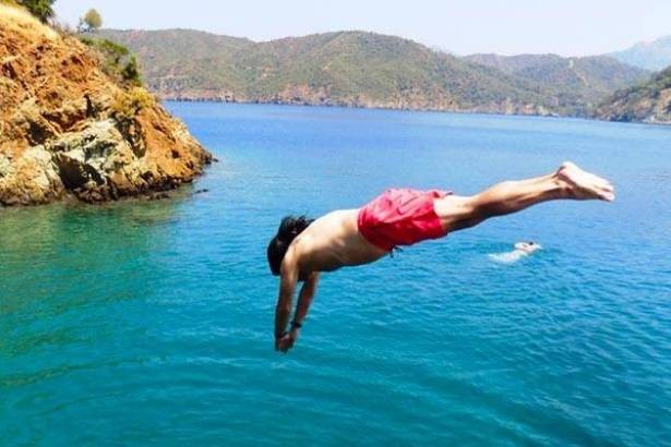 لهذه الأسباب.. احذروا القفز في المياه الباردة!