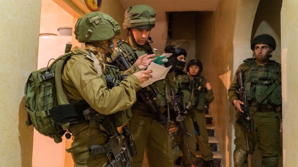الاحتلال ينهب مبلغاً مالياً ومتعلقات شخصية من شقة برام الله