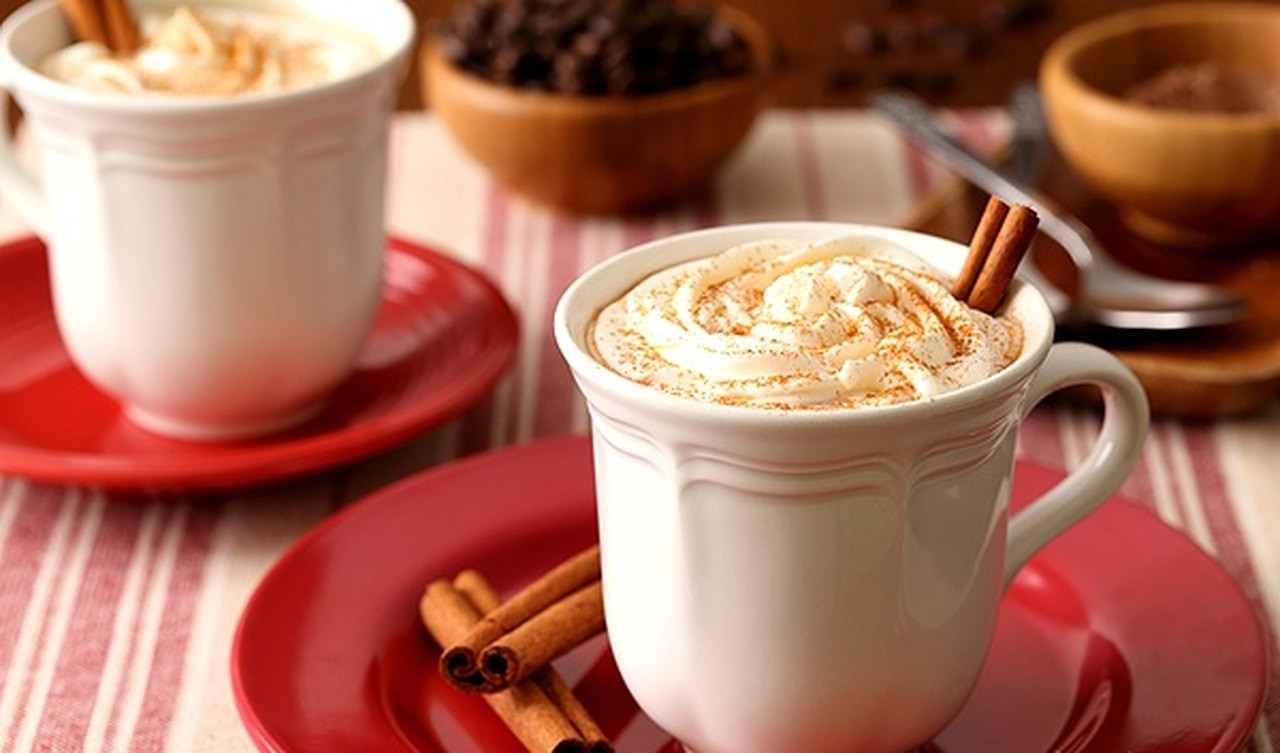 مشروب الحليب بالفول السوداني والقرفة