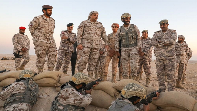 وزير الدفاع القطري بالزي العسكري على الحدود مع السعودية