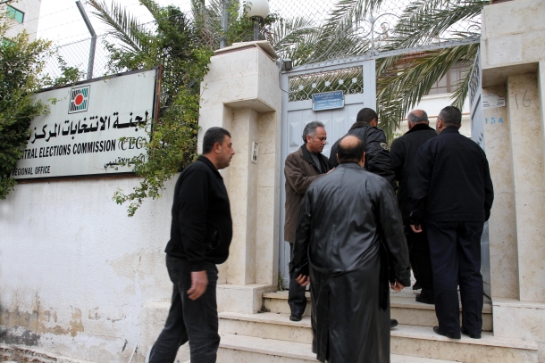 وفد من لجنة الانتخابات المركزية يصل إلى قطاع غزة
