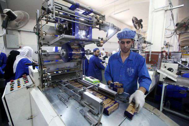 غزة .. استمرار أزمة الكهرباء الحالية يهدد 90% من إنتاج المصانع