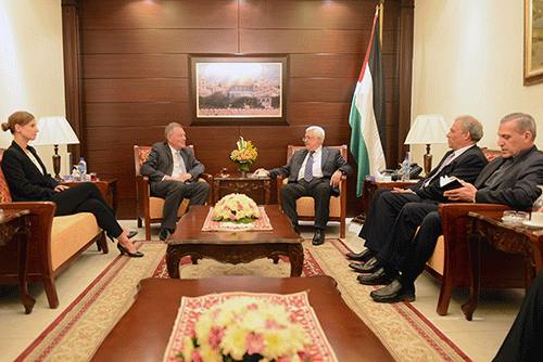 الرئيس يقلّد روبرت سيري وسام نجمة القدس