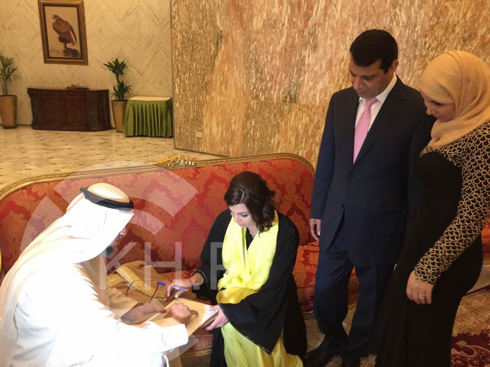 بالصور : دحلان يتغزل بزوجته "جليلة" في حفل خطوبة ابنتهما "هديل" على مهندس