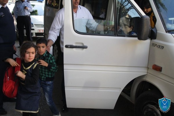 ضبط حافلة طلاب بحمولة زائدة 30 طالباً بالخليل