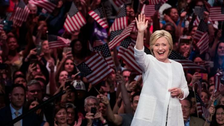 كلينتون توافق رسمياً ترشيح الحزب الديمقراطي لخوض انتخابات الرئاسة