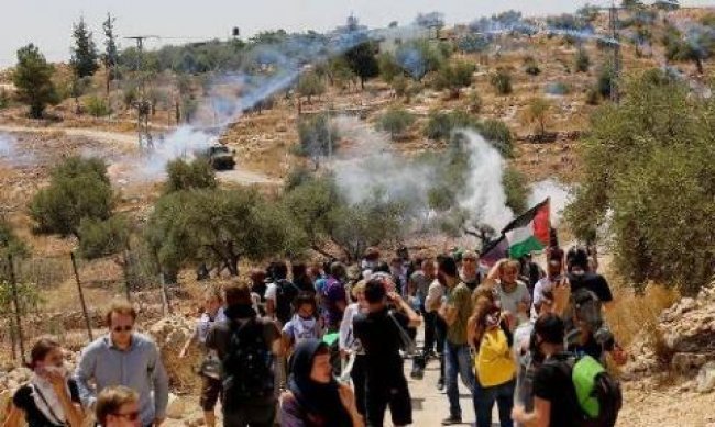 إصابات بالاختناق إثر قمع الاحتلال المسيرة السلمية الأسبوعية في نعلين