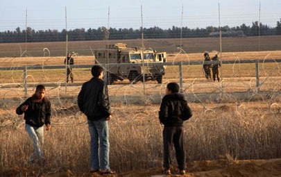 الاحتلال يعتقل شابين شرق غزة