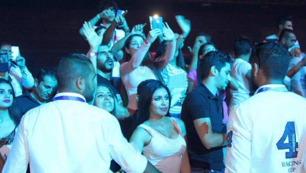 منتج عربي معروف يفضح مطرباً شاباً ويكشف ما كان يفعله مع الفتيات