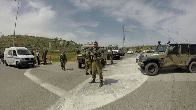 بالفيديو : عملية طعن لجندي اسرائيلي على حاجز عوفر