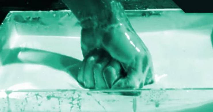 بالفيديو  : سائل يتحول للحالة الصلبة عند لكمه !