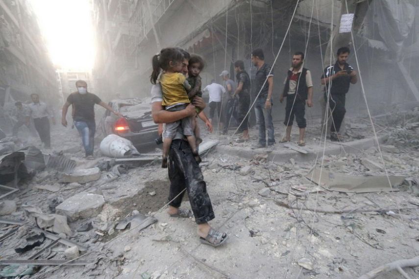 عشرات العائلات الفلسطينية تغادر مخيم درعا نتيجة القصف العنيف