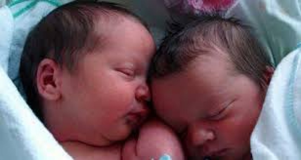 بعد خمسة أعوام من التحرر.. الأسير الجعبة من الخليل يرزق بتوأم