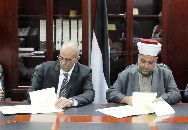 الأوقاف والنقل والمواصلات يوقعان اتفاقية نقل حجاج قطاع غزة
