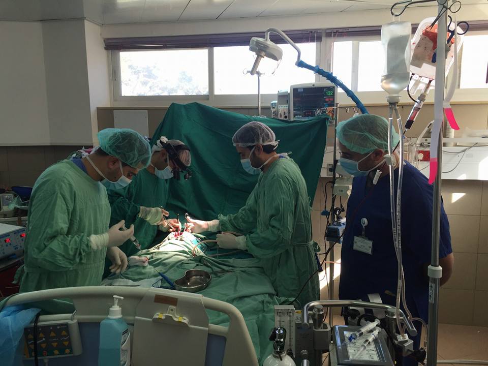 الأول في فلسطين: بالصور ..مستشفى المقاصد ينقذ حياة طفل عبر جهاز ECMO