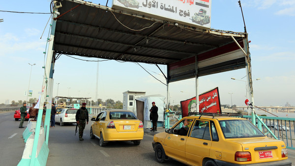 نقاط تفتيش في بغداد وتحليق مروحي للبحث عن الأميركيين