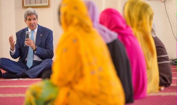 بالصور :  "آية الله جون بن كيري" يخطب في مسجد بالصومال