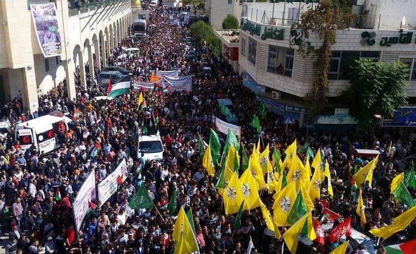 بالصور : تشييع جثمان 5 شهداء في الخليل