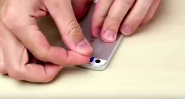 هذا ما يحدث عند تلوينك لفلاش هاتفك الآيفون بالبنفسجي؟!