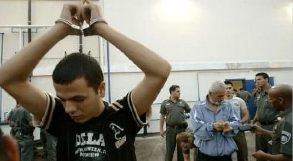 شهادات من داخل الأسر تبرز معاناة أسرى سجن "عوفر" الصحية