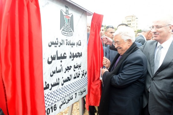 الرئيس عباس يتفقد أعمال حفر مركز "خالد الحسن" لعلاج السرطان
