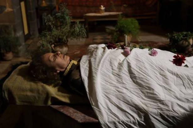 بعد وفاة شقيقها بأيام.. "عذراء الشاشة" جثة!