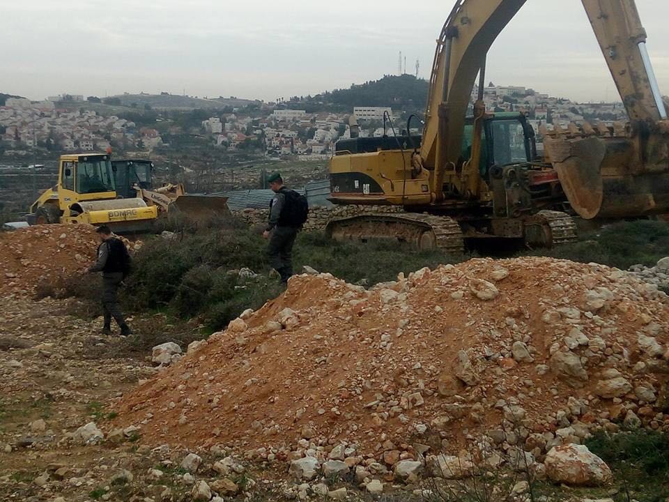 مستوطنون يجرفون أراضٍ زراعية جنوب نابلس