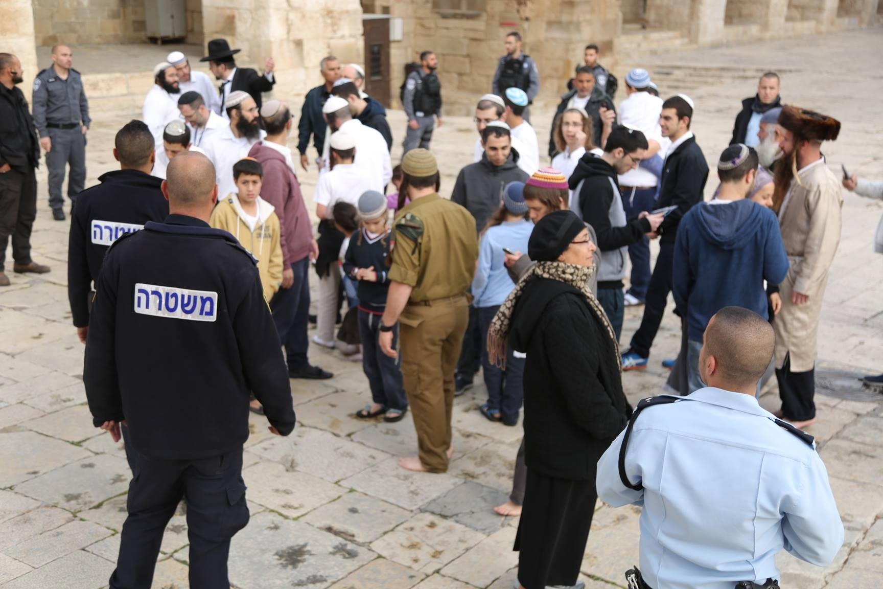 مستوطنون متطرفون يطالبون المقدسيين بإخلاء الأقصى الجمعة القادم