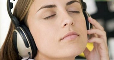 عادات خاطئة تهدد سمعك أهمها استخدام القطن وسماعات الأذن.