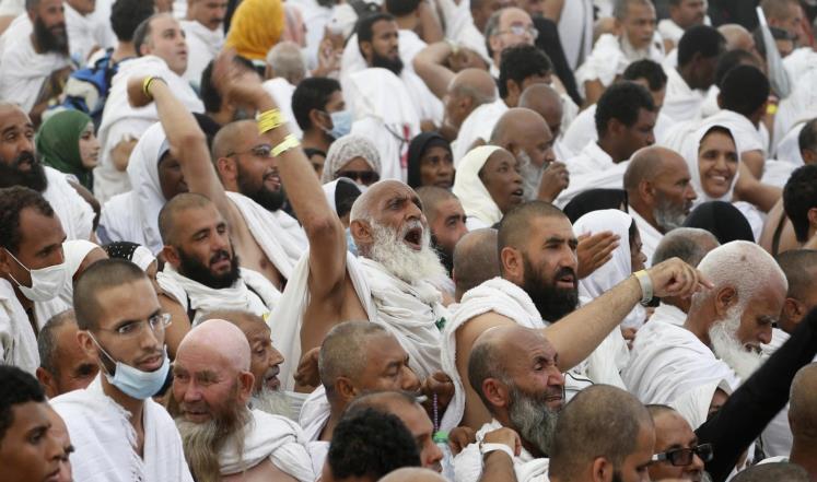 الحجاج يرمون الجمرات الثلاث بأول أيام التشريق