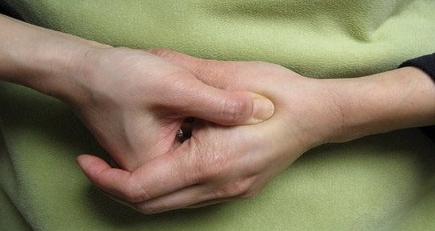 طريقة بسيطة جدا : تخلصي من آلام الرأس في أقل من دقيقة بالضغط على هذه النقطة فقط!