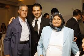 بعد شهر من وفاة والدته .. راغب علامة يودع والده برثاء لهما على تويتر