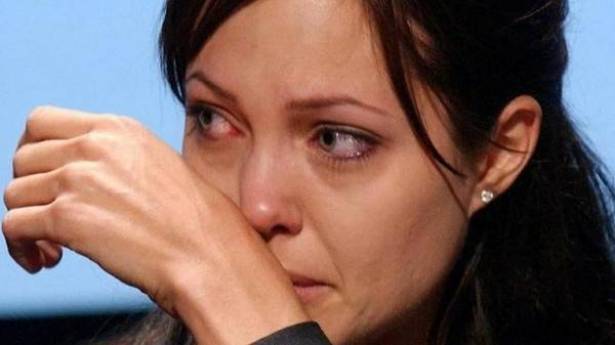 بالصورة: نقل أنجلينا جولي إلى المستشفى.. وحالتها خطيرة جدا!