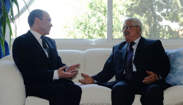 بالصور: الرئيس عباس على رأس وفد يزور الأمير علي في منزله