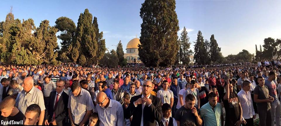 آلاف المقدسيين يؤدون صلاة العيد في رحاب الأقصى