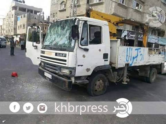 بالصور : مواطن يطلق النار على سيارة تابعة لشركة الكهرباء بعد محاولتها قطع التيار وإصابات بالمكان