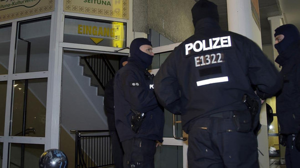 شرطة ألمانيا تخلي مركزاً تجارياً في ألمانيا وتلاحق المشتبة به