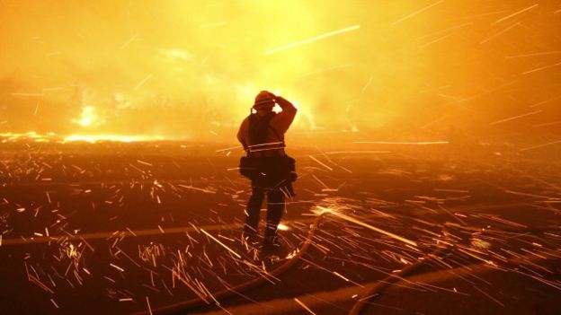 أمريكا: حرائق  غابات بولاية كاليفورنيا أدت لإجلاء السكان وإغلاق الطرق