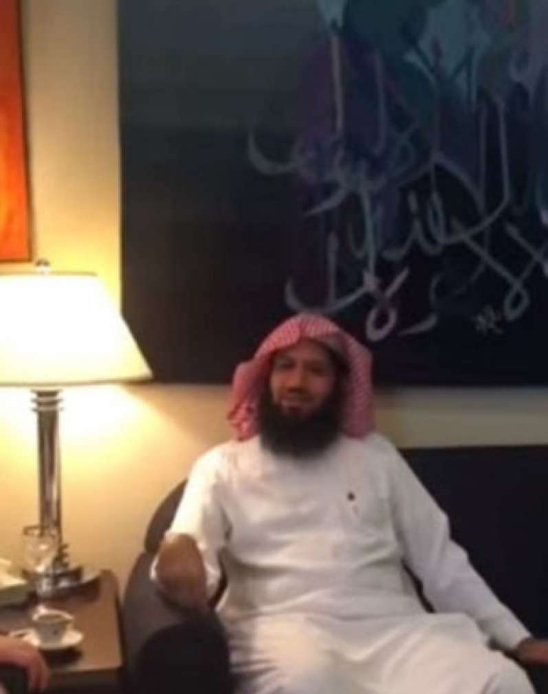 لافتة دعوية بمطار الدمام تُدخل قسيساً و300 شخص الإسلام