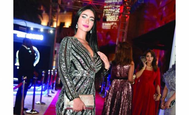 ماذا تفعل ملكة جمال القارات في سوريا؟