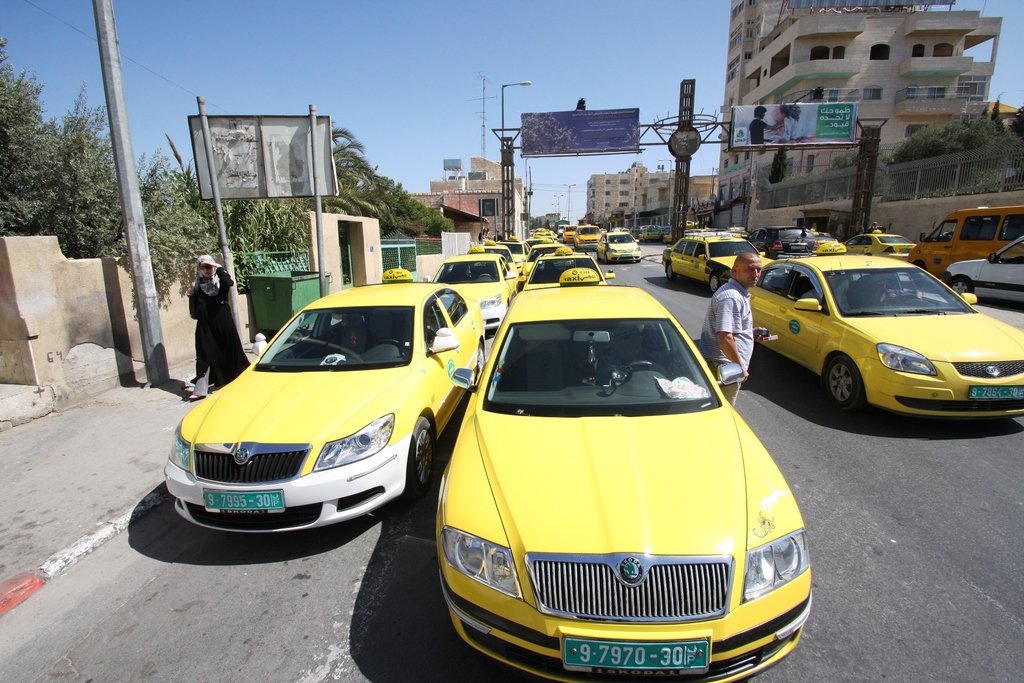 وزارة المواصلات تدعو أصحاب مركبات السفريات للالتزام بتشغيل العدادات
