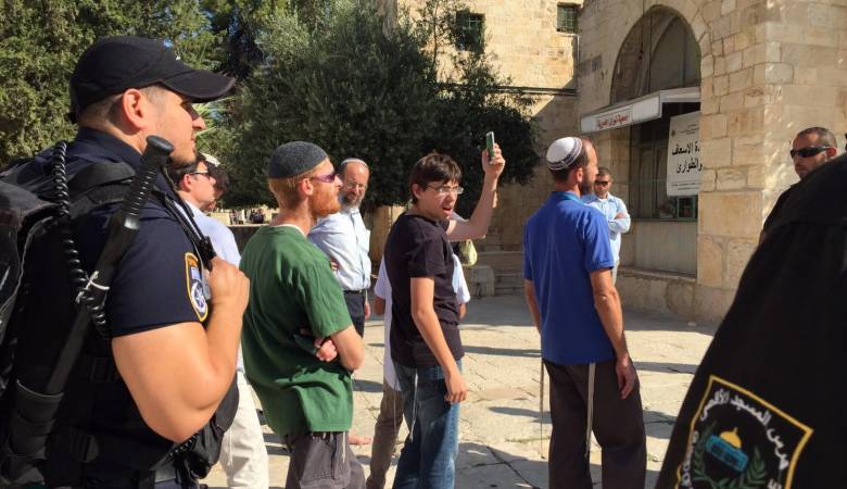مستوطنون متطرفون يؤدون طقوساً تلمودية أمام أحد أبواب المسجد الأقصى