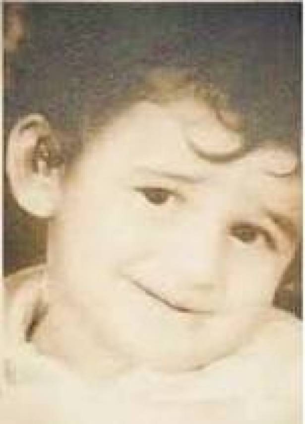 من هو الفنان العربي الشهير صاحب الصورة؟