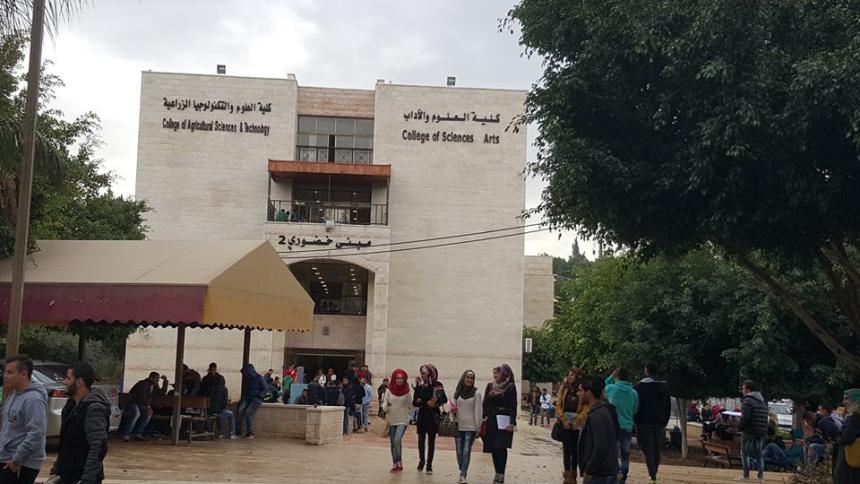 محاضر من جامعة "خضوري" يحصل على لقب الباحث العربي المتميز