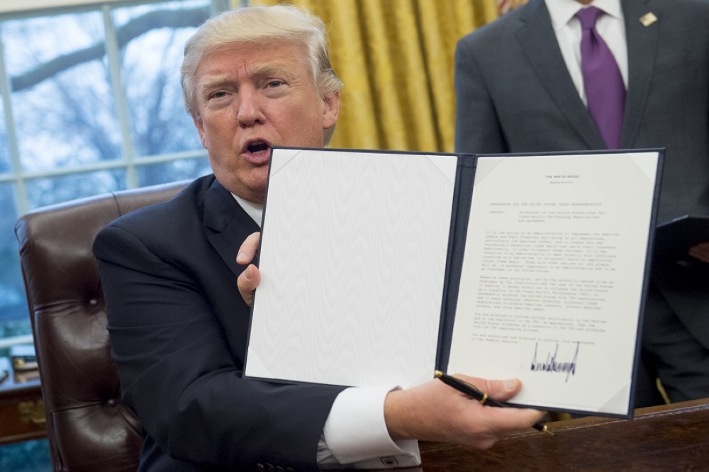 دونالد ترامب يوقع على مذكرة انسحاب بلاده من اتفاقية التبادل الحر