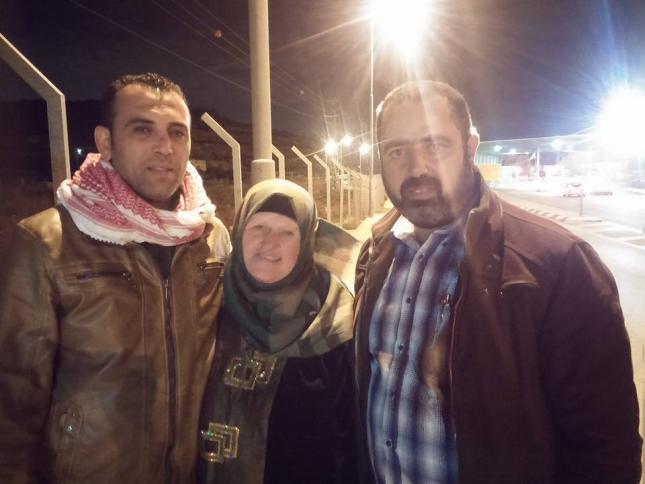 بالصور: الاحتلال يفرج عن المسنة ابتسام حمارشة