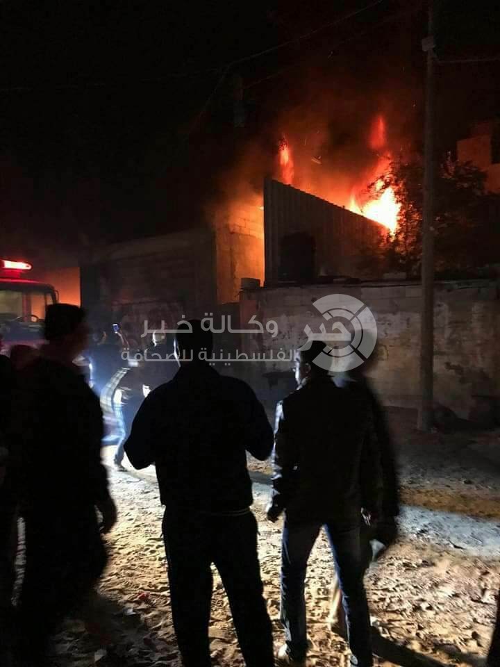 بالصور: حريق هائل يلتهم مصنع شرق حي الشجاعية