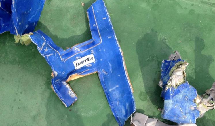 العثور على بقايا بشرية جديدة لضحايا الطائرة المصرية المنكوبة