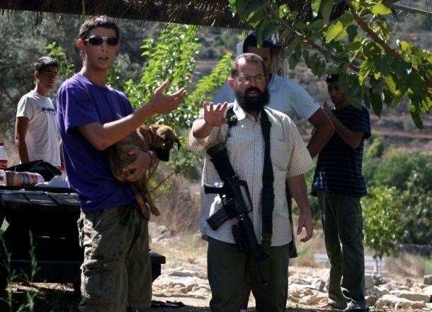 مستوطنون يهاجمون مواطنا من جنين ويحلقون خسائر في مركبته